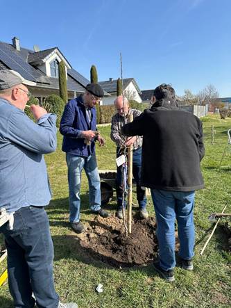 Ein Bild, das Kleidung, drau�en, Himmel, Person enth�lt.

KI-generierte Inhalte k�nnen fehlerhaft sein.