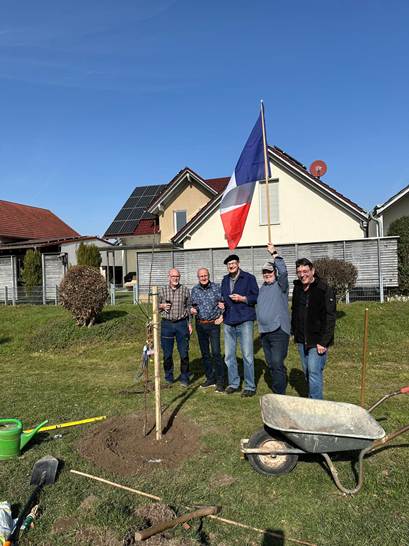Ein Bild, das drau�en, Himmel, Gras, Kleidung enth�lt.

KI-generierte Inhalte k�nnen fehlerhaft sein.