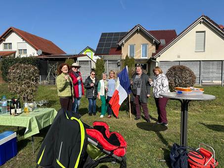 Ein Bild, das drau�en, Himmel, Kleidung, Person enth�lt.

KI-generierte Inhalte k�nnen fehlerhaft sein.